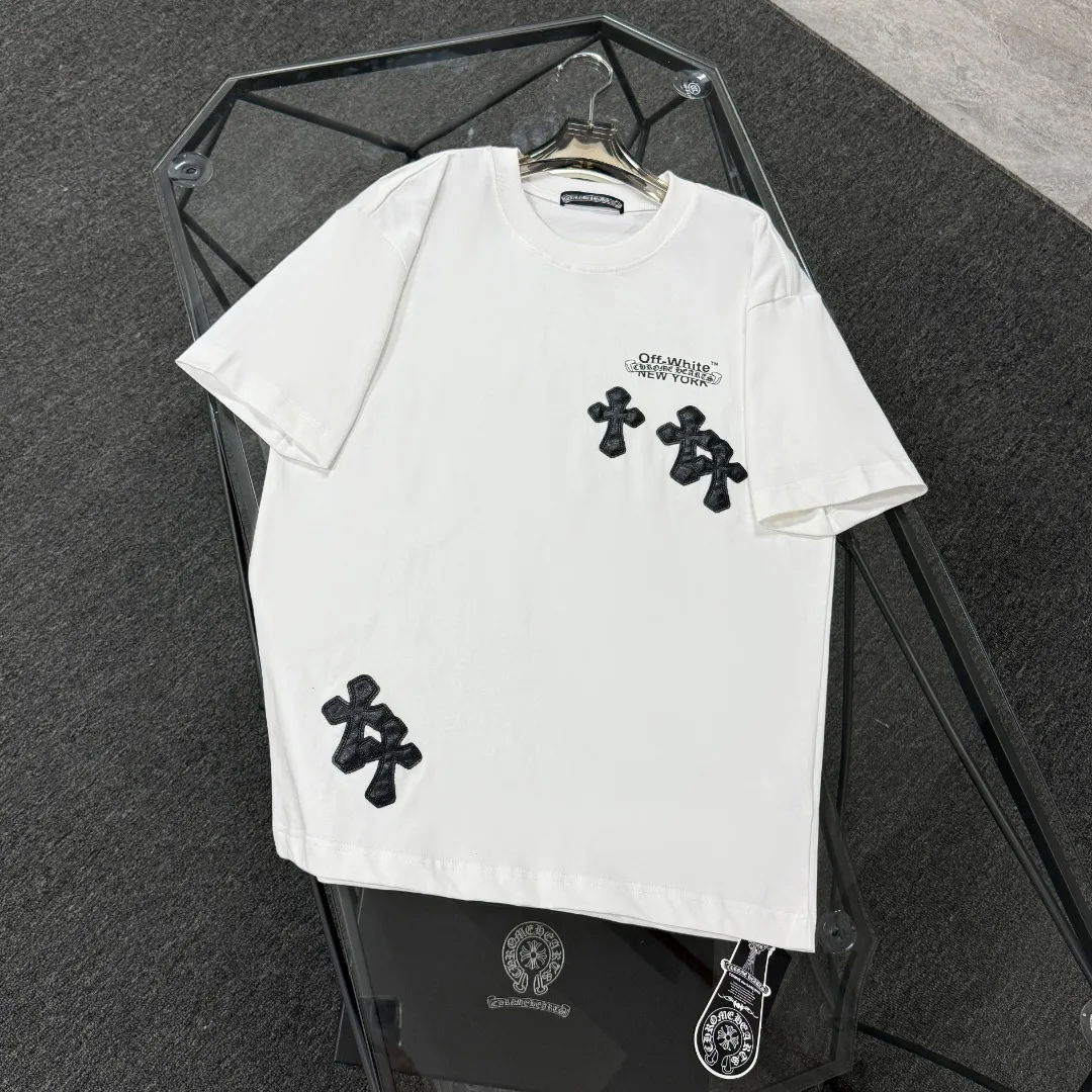 P170 Chrome Hearts Chrome Hearts 25 high version. The fabric is made of 300 grams of high-density pure cotton. It does not deform or shrink. It has three labels. It is the same style for men and women. Technology: patch embroidery + digital printing. Color: white, black. SIZE: S-XL.